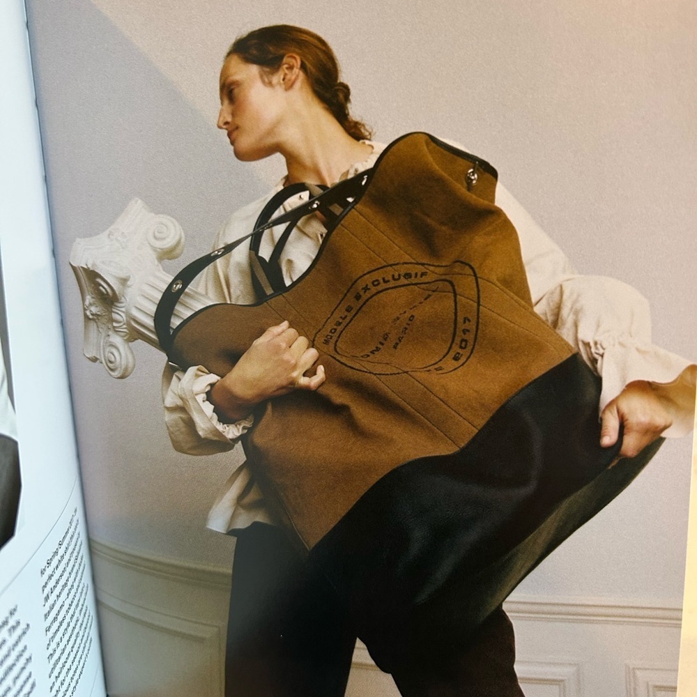 Vogue Essentials Handbags Book - Picture 3 of 5